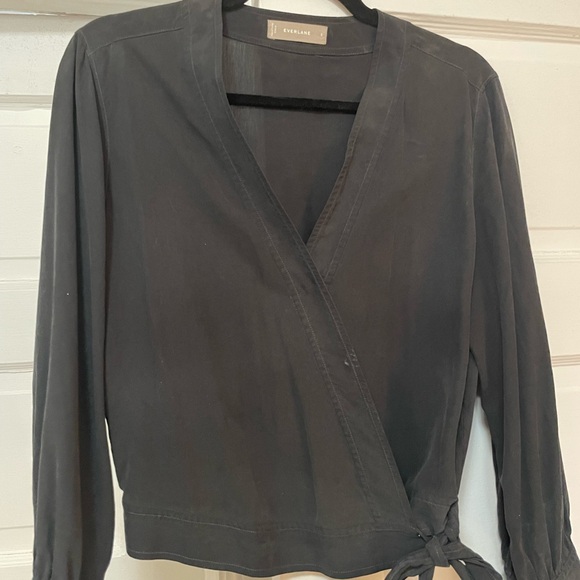 EUC Everlane The Washable Silk Wrap Top in Black - Picture 5 of 8